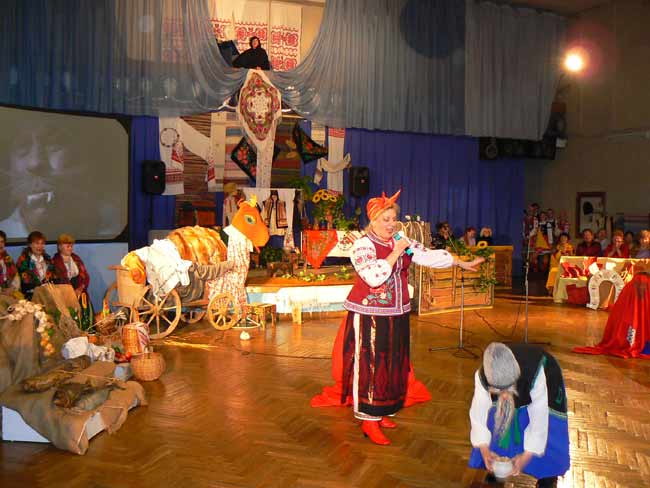 Солоха (методист УКІЦ Наталя Рачок) та дяк (Володимир Зубарєв)