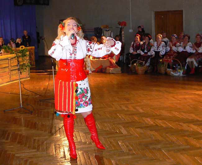 Співає солістка УКІЦ Людмила Казмірчук