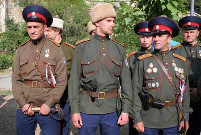 Тут, у Севастополi, донські козаки, вирвані зі свого середовища, виглядають трохи чужорідно.